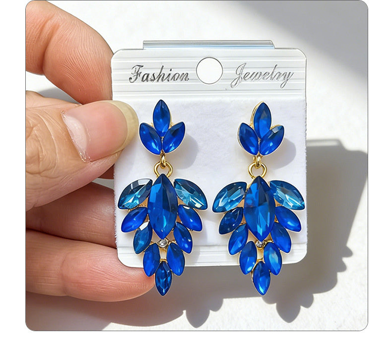 Leaf are light luxury versatile, colorful earrings with a simple and elegant style