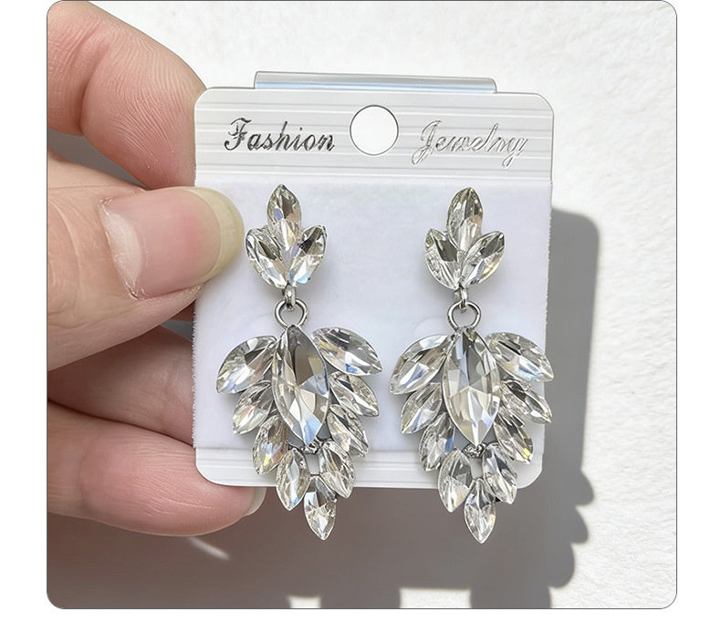 Leaf are light luxury versatile, colorful earrings with a simple and elegant style
