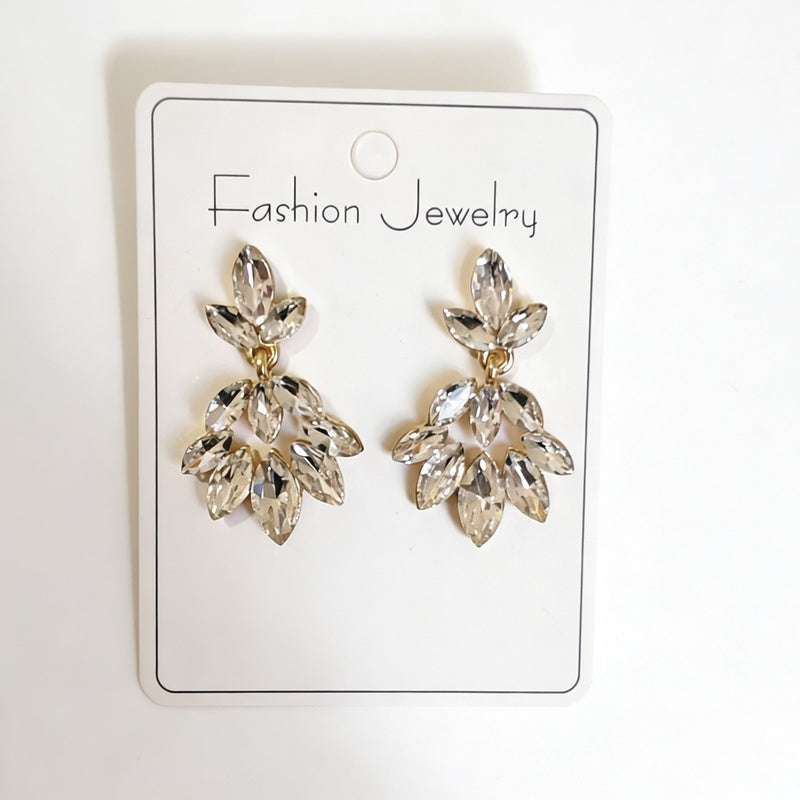 Light luxury high-end earrings with a leaf design, Korean style, trendy and fashionable ear accessories
