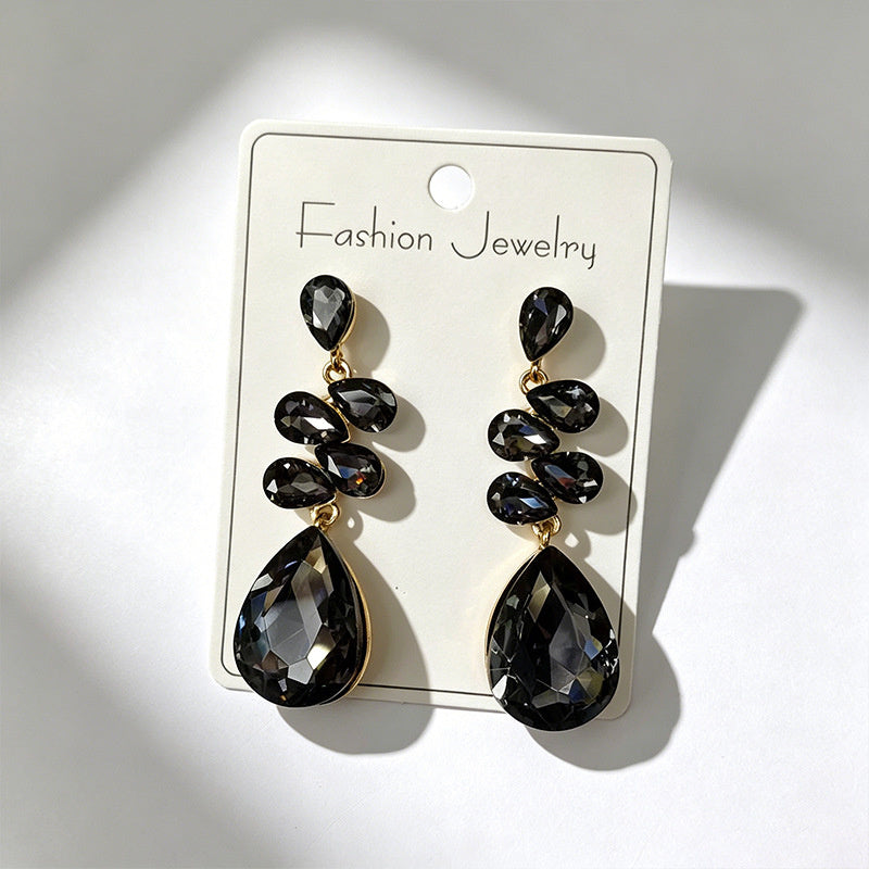 Multi-tiered long drop with colored diamonds, suitable for parties and photo shoots, versatile earrings