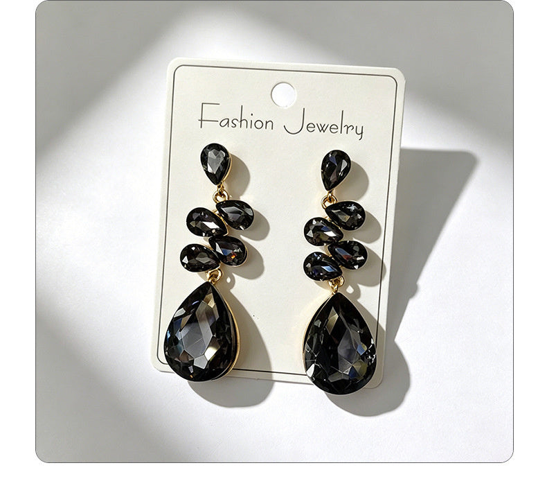 Multi-tiered long drop with colored diamonds, suitable for parties and photo shoots, versatile earrings