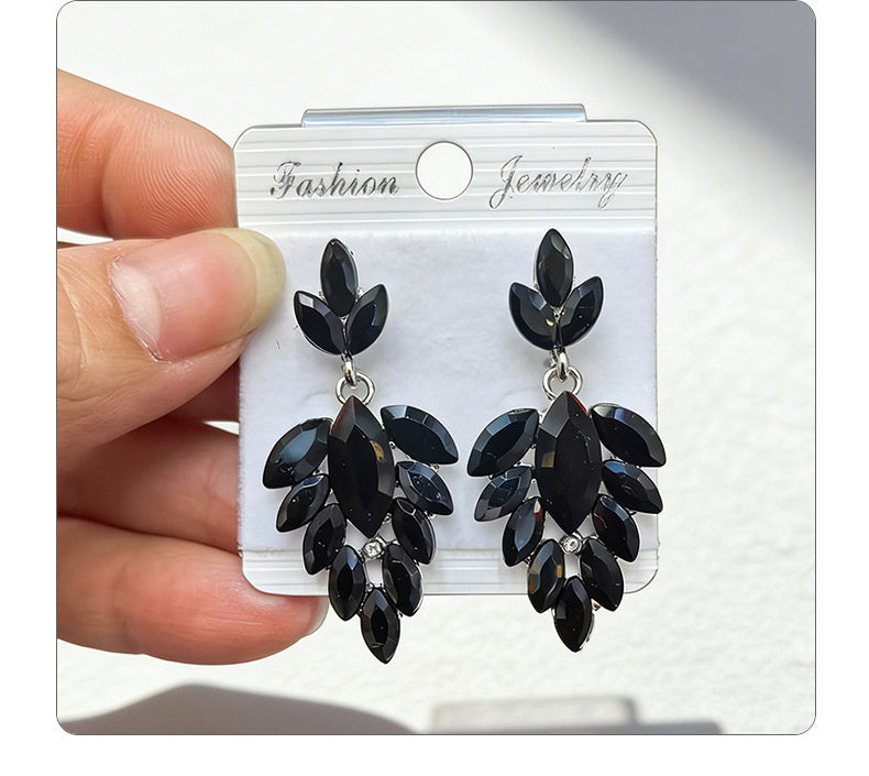Leaf are light luxury versatile, colorful earrings with a simple and elegant style